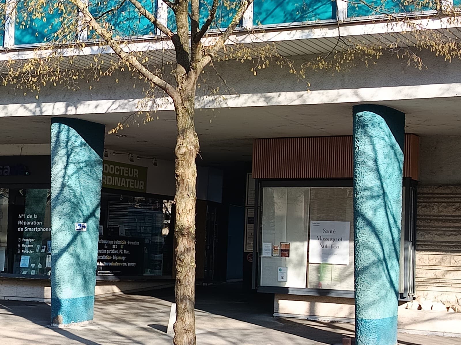 L'entrée du cabinet d'Annecy sous les arcades