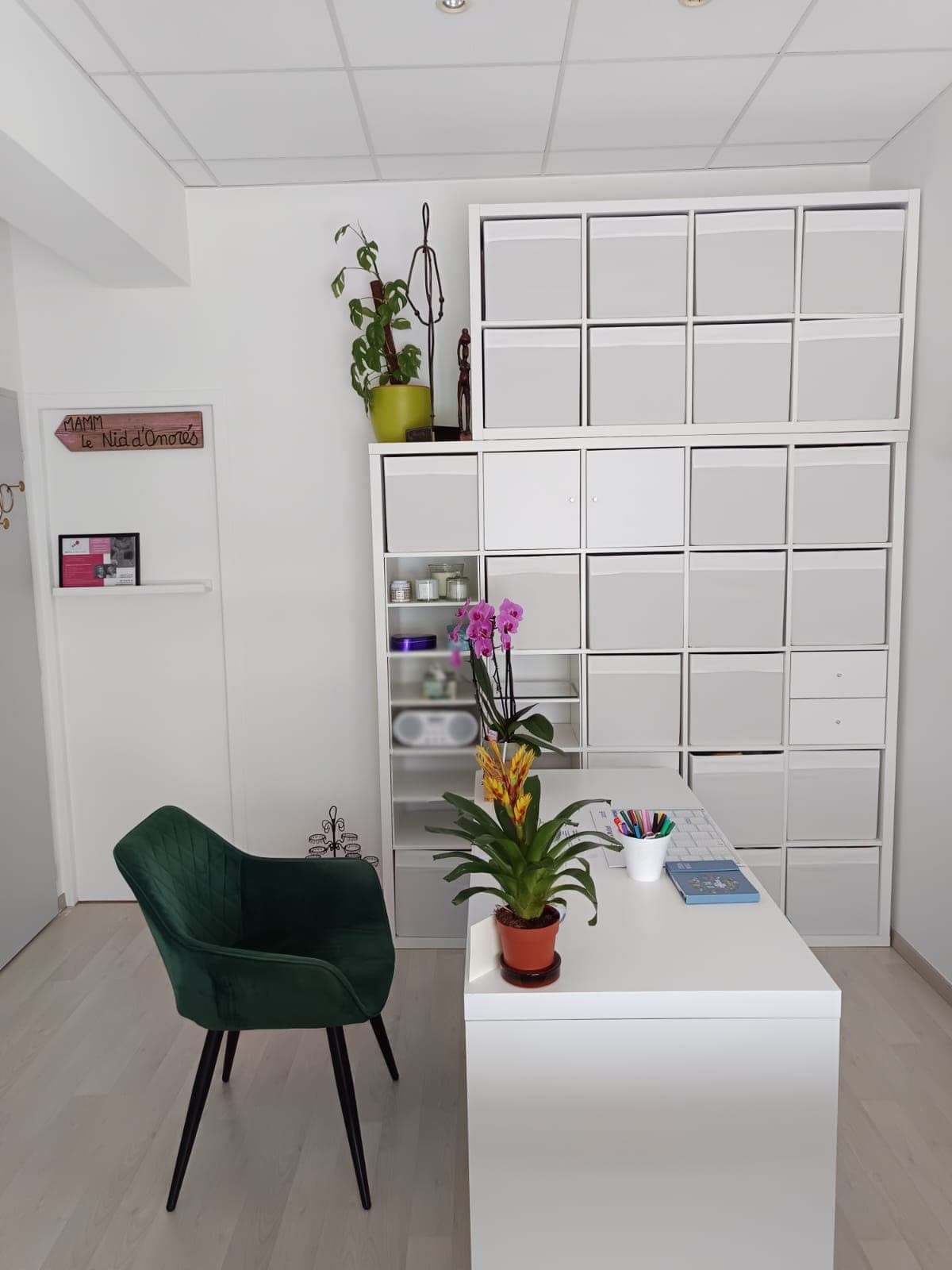 Le bureau et les rangements du cabinet