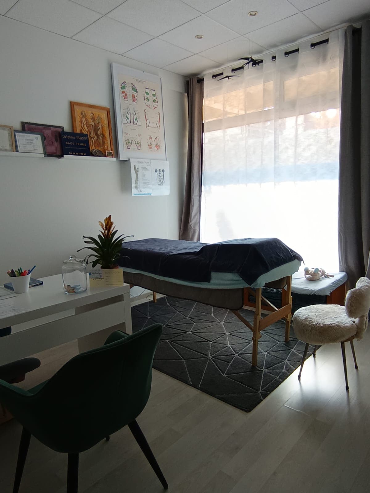 La salle de soin avec la table de massage à Saint-Jorioz