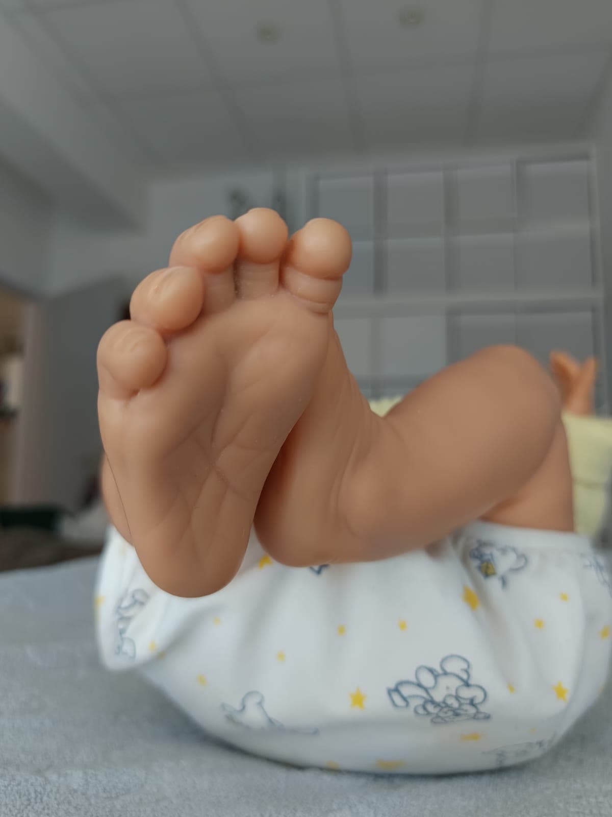 Les pieds d'un nourrisson prêts pour une séance