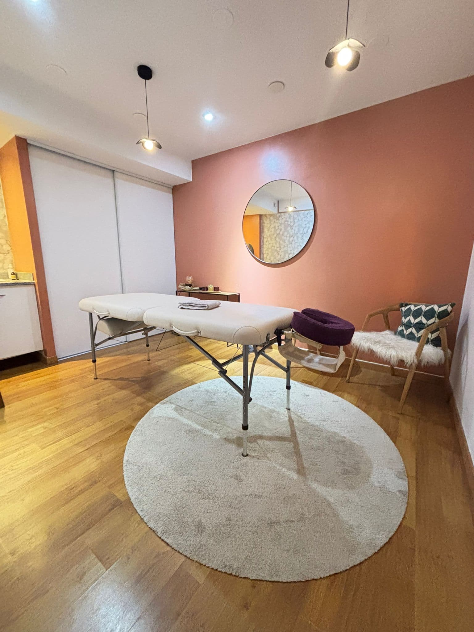 La salle de soin d'Annecy avec sa table de massage